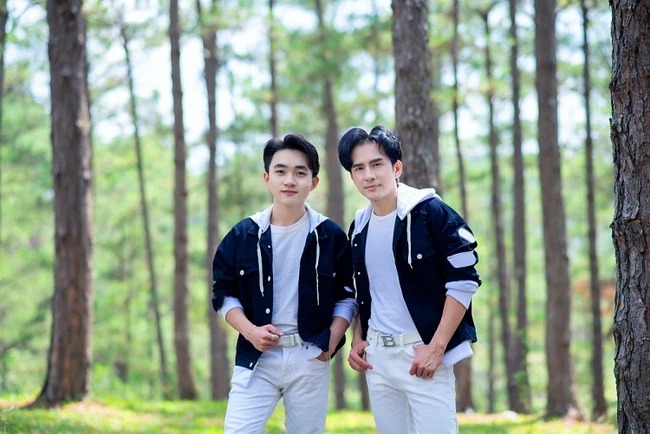 Đan Trường bị soi diện đồ đôi cùng 'trai lạ' sau ồn ào ly hôn 4 Đan Trường bị soi diện đồ đôi cùng 'trai lạ' sau ồn ào ly hôn 4