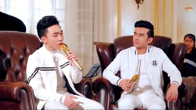 Đan Trường bị soi diện đồ đôi cùng 'trai lạ' sau ồn ào ly hôn 3 Đan Trường bị soi diện đồ đôi cùng 'trai lạ' sau ồn ào ly hôn 3