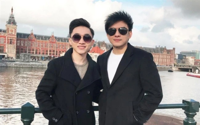 Đan Trường bị soi diện đồ đôi cùng 'trai lạ' sau ồn ào ly hôn 2 Đan Trường bị soi diện đồ đôi cùng 'trai lạ' sau ồn ào ly hôn 2