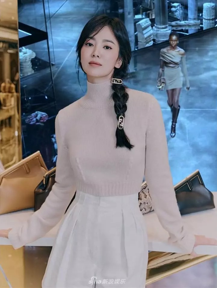 Song Hye Kyo vô tình để lộ nhan sắc thật, dân tình không khỏi tròn mắt 5 Song Hye Kyo vô tình để lộ nhan sắc thật, dân tình không khỏi tròn mắt 5
