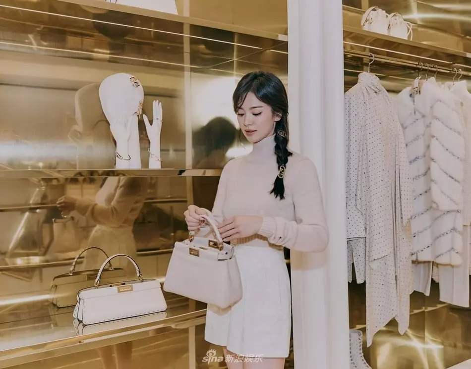 Song Hye Kyo vô tình để lộ nhan sắc thật, dân tình không khỏi tròn mắt 6 Song Hye Kyo vô tình để lộ nhan sắc thật, dân tình không khỏi tròn mắt 6