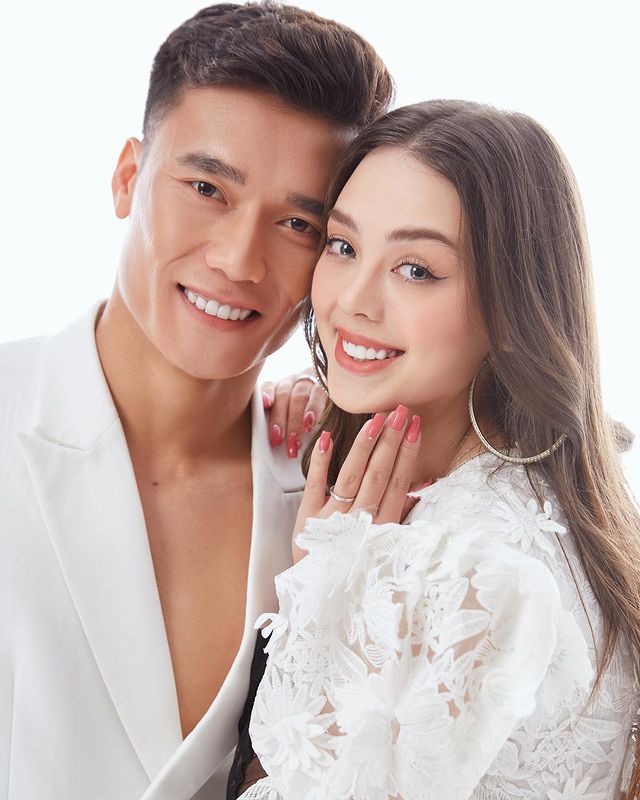 Thủ thành Bùi Tiến Dũng 'ghen đỏ mắt' khi bạn gái tình tứ bên trai lạ 2 Thủ thành Bùi Tiến Dũng 'ghen đỏ mắt' khi bạn gái tình tứ bên trai lạ 2