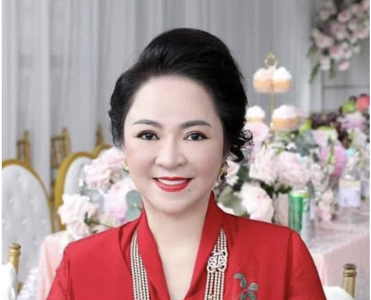 Bà Nguyễn Hương Hằng tuyên bố đóng tiền trọ 1-2 năm cho cô gái bị chủ đuổi trong đêm sau khi 'tất tay' cho mượn đất, hỗ trợ oxy 2 Bà Nguyễn Hương Hằng tuyên bố đóng tiền trọ 1-2 năm cho cô gái bị chủ đuổi trong đêm sau khi 'tất tay' cho mượn đất, hỗ trợ oxy 2