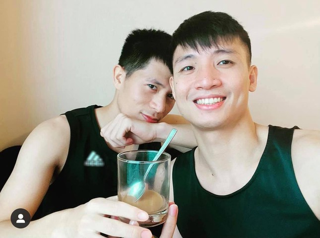 Đình Trọng và hình ảnh vô cùng tình tứ cùng Bùi Tiến Dũng. Ảnh: Facebook Đình Trọng và hình ảnh vô cùng tình tứ cùng Bùi Tiến Dũng. Ảnh: Facebook
