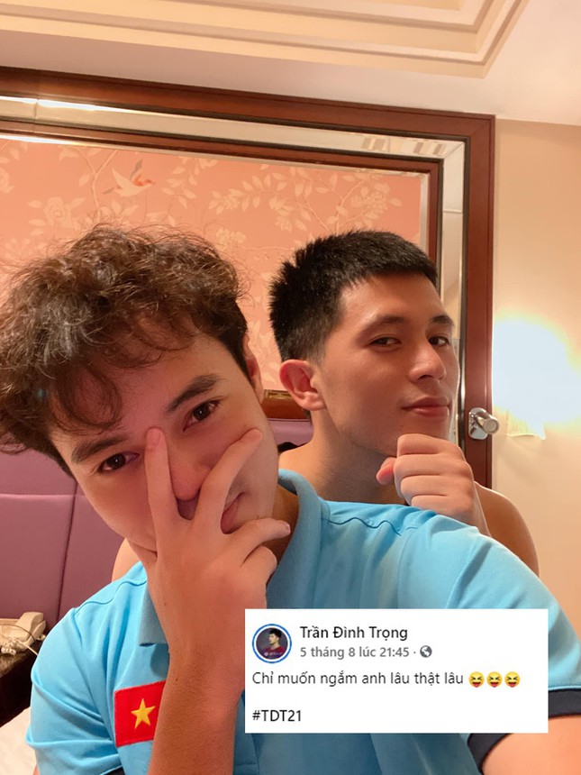 Đình Trọng trở thành 'chàng thơ' của các đồng đội, khiến fan bội thực vì 'cẩu lương' - Ảnh 1 Đình Trọng trở thành 'chàng thơ' của các đồng đội, khiến fan bội thực vì 'cẩu lương' - Ảnh 1