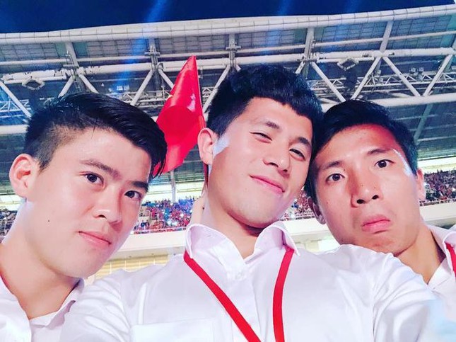 Đình Trọng trở thành 'chàng thơ' của các đồng đội, khiến fan bội thực vì 'cẩu lương' - Ảnh 2 Đình Trọng trở thành 'chàng thơ' của các đồng đội, khiến fan bội thực vì 'cẩu lương' - Ảnh 2