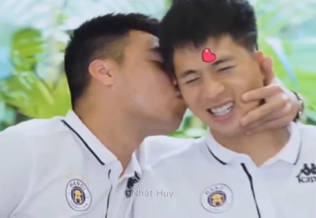 Khoảnh khắc tình tứ của Đình Trọng và 'quàng tử' Đức Huy. Ảnh: Facebook Khoảnh khắc tình tứ của Đình Trọng và 'quàng tử' Đức Huy. Ảnh: Facebook