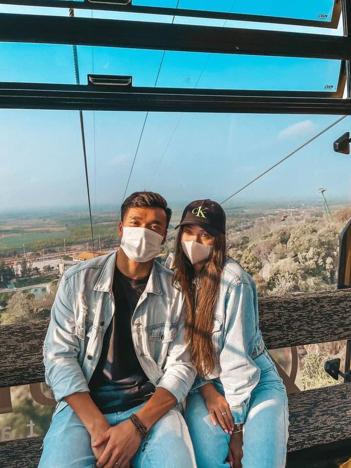 Bùi Tiến Dũng và bạn gái Tây thường xuyên khiến dân tình ghen tị với những màn thể hiện tình tứ. Ảnh: Instagram