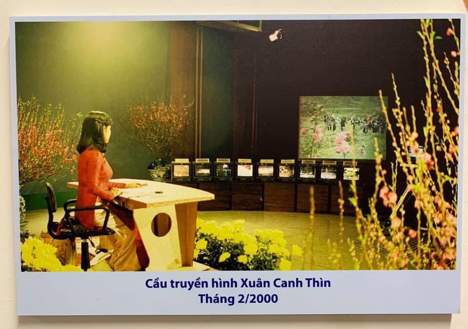BTV, MC Thu Uyên dẫn chương trình trong chương trình Xuân Canh Thìn 2000. Ảnh: Internet