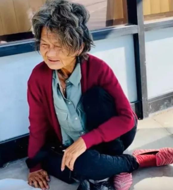 Cựu ca sĩ Kim Ngân vạ vật trên hè phố. Ảnh cắt từ clip