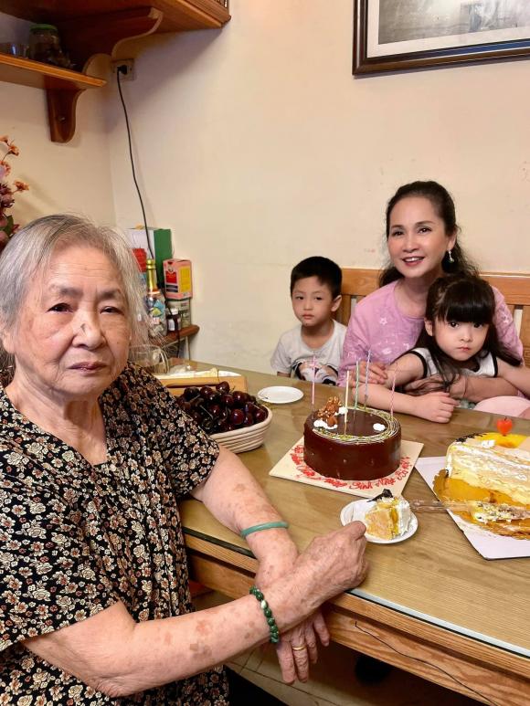 'Mẹ chồng quốc dân' Hương Bông gây ngỡ ngàng với nhan sắc ở tuổi 60 - Ảnh 1 'Mẹ chồng quốc dân' Hương Bông gây ngỡ ngàng với nhan sắc ở tuổi 60 - Ảnh 1