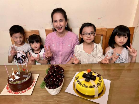 NSND Lan Hương đón sinh nhật tuổi 60 bên gia đình. Ảnh: Facebook NSND Lan Hương đón sinh nhật tuổi 60 bên gia đình. Ảnh: Facebook