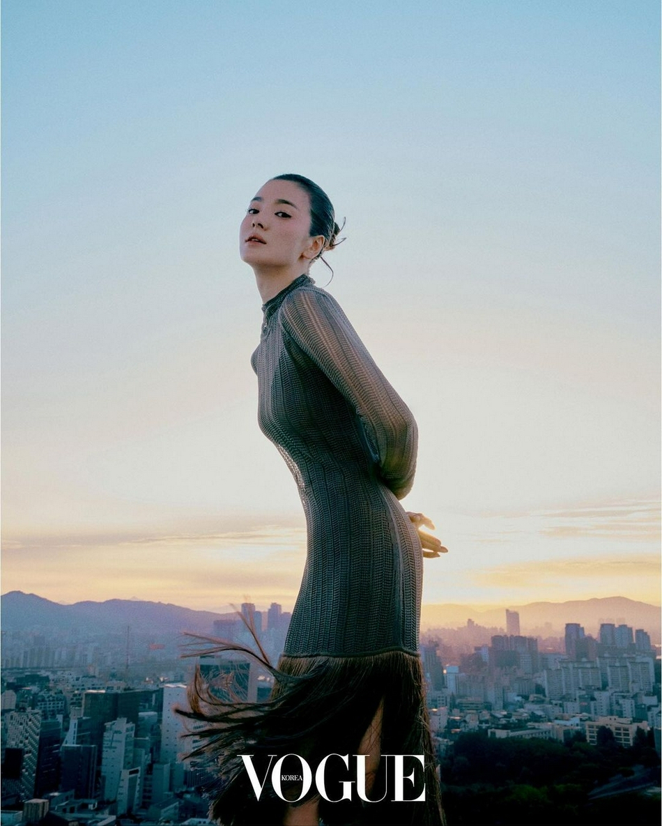Song Hye Kyo rũ bỏ quá khứ đón nhận 'khởi đầu mới', thổi hồn vào bộ ảnh với nhan sắc đầy lạ lẫm 2 Song Hye Kyo rũ bỏ quá khứ đón nhận 'khởi đầu mới', thổi hồn vào bộ ảnh với nhan sắc đầy lạ lẫm 2