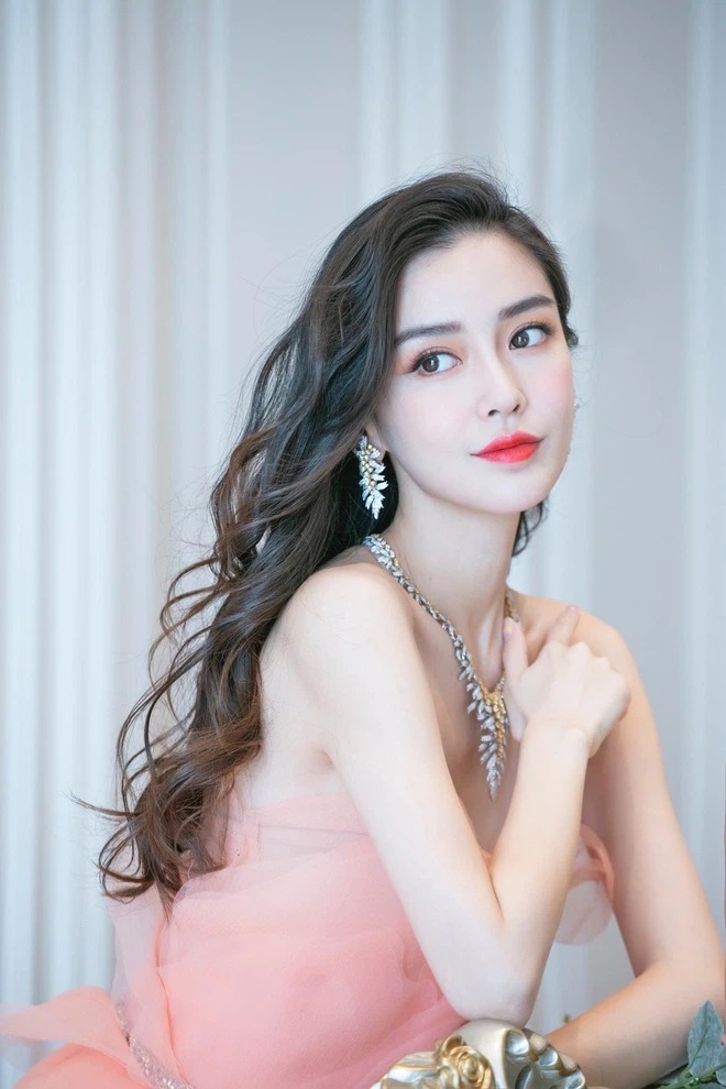 Angelgababy được ví như 'bình hoa di động' khi đóng phim. Ảnh: Internet Angelgababy được ví như 'bình hoa di động' khi đóng phim. Ảnh: Internet