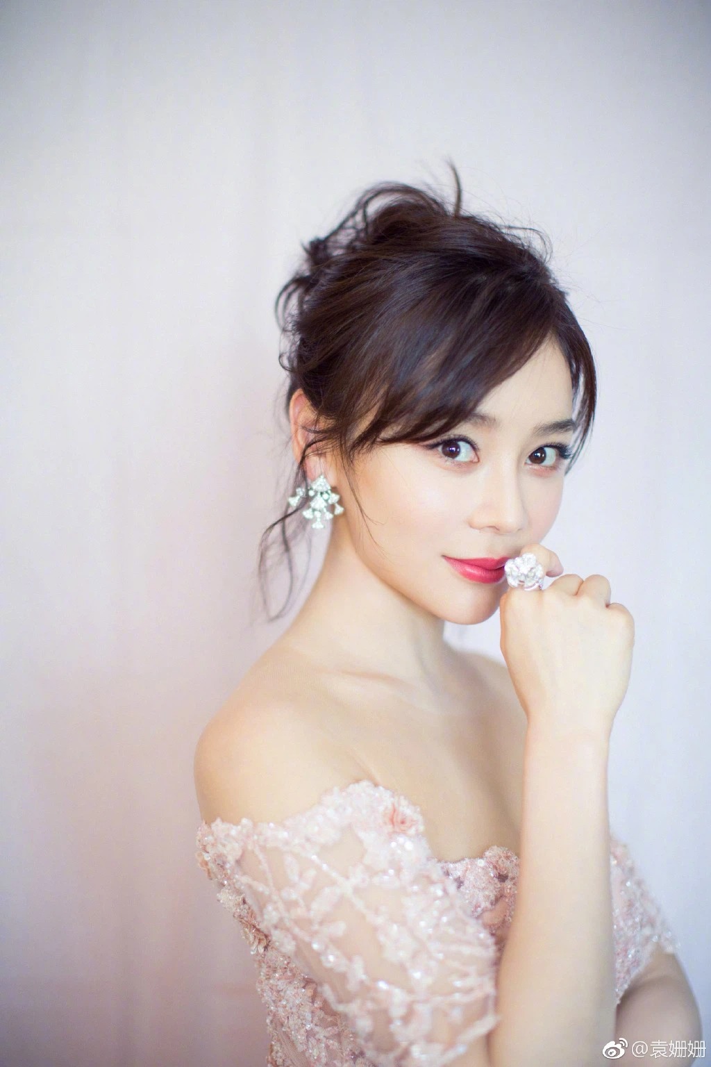 Viên San San từng đứng trước làn sóng tẩy chay đòi cô rút lui khỏi làng giải trí. Ảnh: Internet