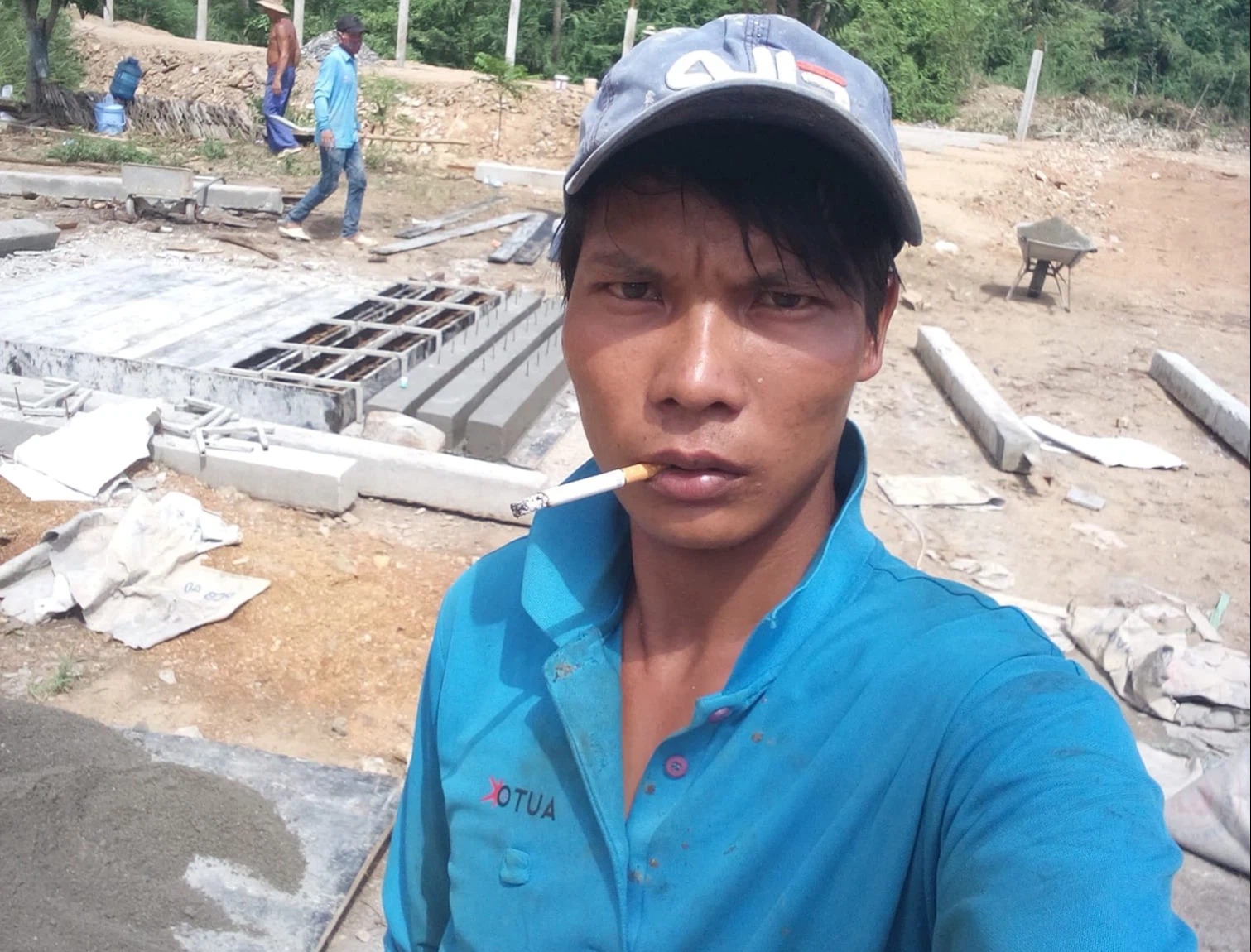 Lộc Fuho trở thành hiện tượng mạng sau màn livestream về nghề phụ hồ. Ảnh: Internet