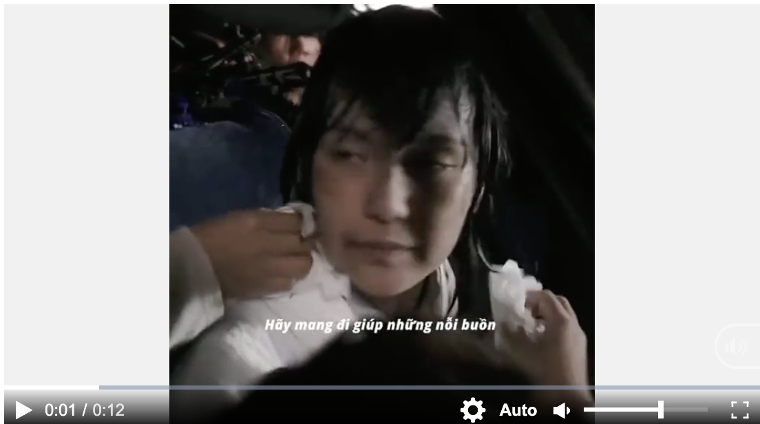 Hình ảnh Hải Tú dầm mưa trong clip được dân tình chia sẻ mới đây. Ảnh: Internet