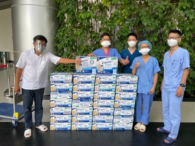 Hậu 'quay xe với bà Nguyễn Phương Hằng, ông Đoàn Ngọc Hải mạnh tay chi gần 1,3 tỷ mua bình oxy tặng nhóm Nhất Tâm 2 Hậu 'quay xe với bà Nguyễn Phương Hằng, ông Đoàn Ngọc Hải mạnh tay chi gần 1,3 tỷ mua bình oxy tặng nhóm Nhất Tâm 2
