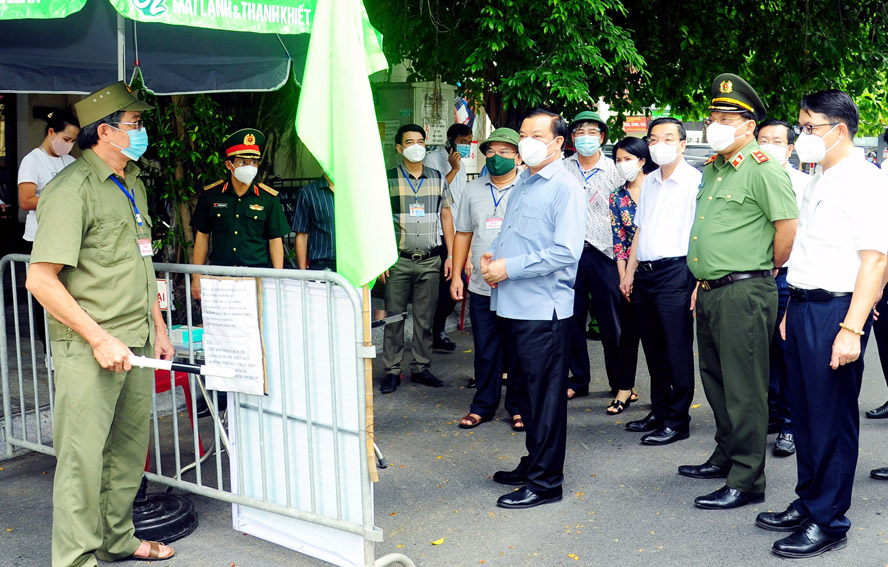 Bí thư Thành ủy Hà Nội Đinh Tiến Dũng, Chủ tịch UBND thành phố Hà Nội Chu Ngọc Anh kiểm tra công tác phòng, chống dịch Covid-19 tại đường Xuân Tảo (quận Bắc Từ Liêm).