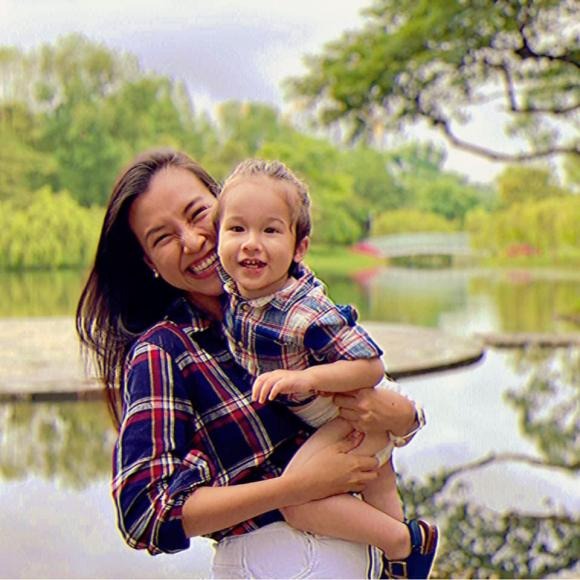Nữ MC Hoàng Oanh khoe hình ảnh hạnh phúc bên quý tử. Ảnh: Facebook Nữ MC Hoàng Oanh khoe hình ảnh hạnh phúc bên quý tử. Ảnh: Facebook