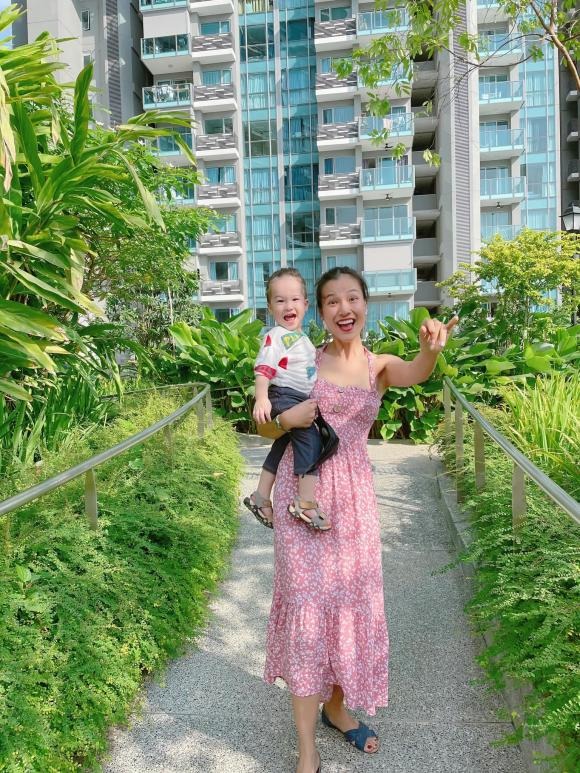 MC Hoàng Oanh dường như không mấy quan tâm đến ồn ào với tình cũ. Ảnh: Facebook MC Hoàng Oanh dường như không mấy quan tâm đến ồn ào với tình cũ. Ảnh: Facebook