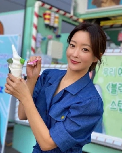Kim Hee Sun không khỏi hào hứng với món quà mà Song Hye Kyo gửi tặng mình. Ảnh: Internet Kim Hee Sun không khỏi hào hứng với món quà mà Song Hye Kyo gửi tặng mình. Ảnh: Internet