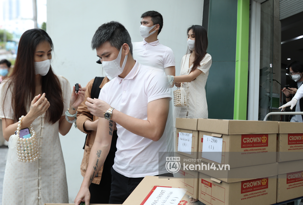 Thuỷ Tiên và Công Vinh livestream sao kê trực tiếp tại ngân hàng, đưa ra tuyên bố đanh thép 3 Thuỷ Tiên và Công Vinh livestream sao kê trực tiếp tại ngân hàng, đưa ra tuyên bố đanh thép 3