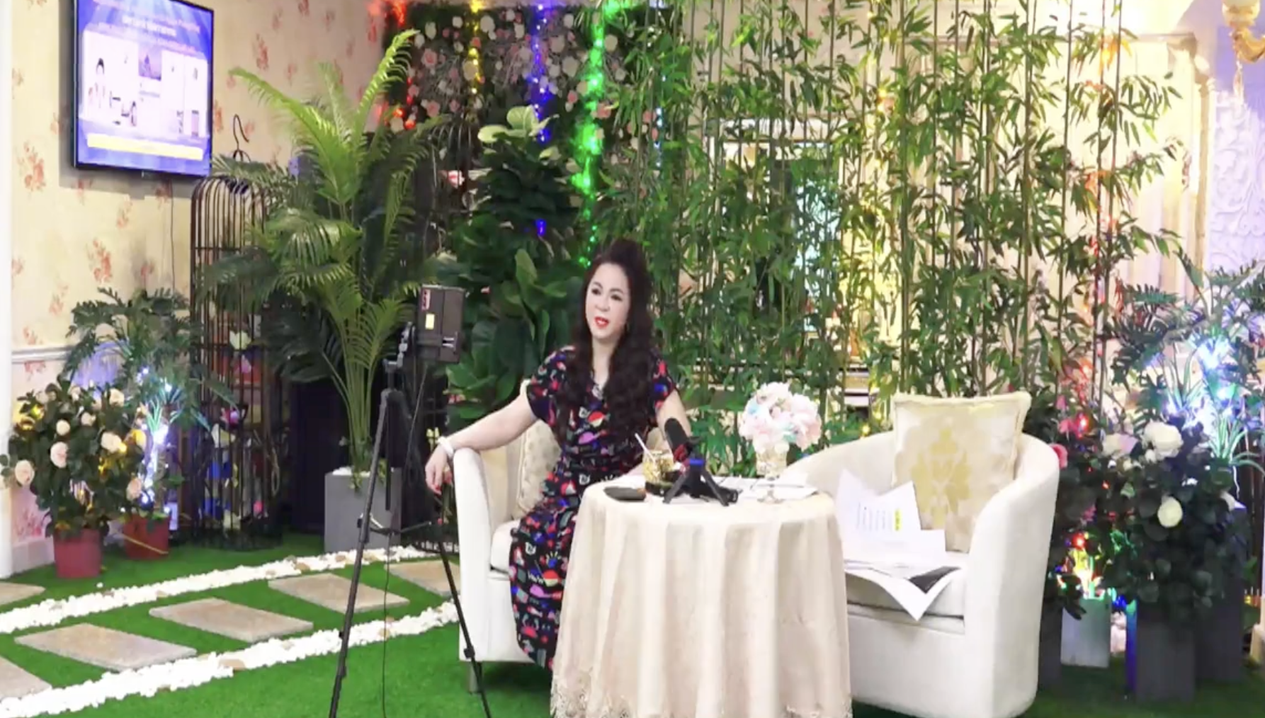 Nguyễn Sin khiến MXH dậy sóng khi 'đối đầu' với bà Phương Hằng giữa 'tâm bão sao kê' 2 Nguyễn Sin khiến MXH dậy sóng khi 'đối đầu' với bà Phương Hằng giữa 'tâm bão sao kê' 2