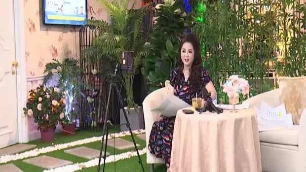 Không chỉ khiến nghệ sĩ giật mình bởi 'giấc mơ sao kê', bà Phương Hằng còn dùng triết học để lý luận giữa ồn ào 1 Không chỉ khiến nghệ sĩ giật mình bởi 'giấc mơ sao kê', bà Phương Hằng còn dùng triết học để lý luận giữa ồn ào 1