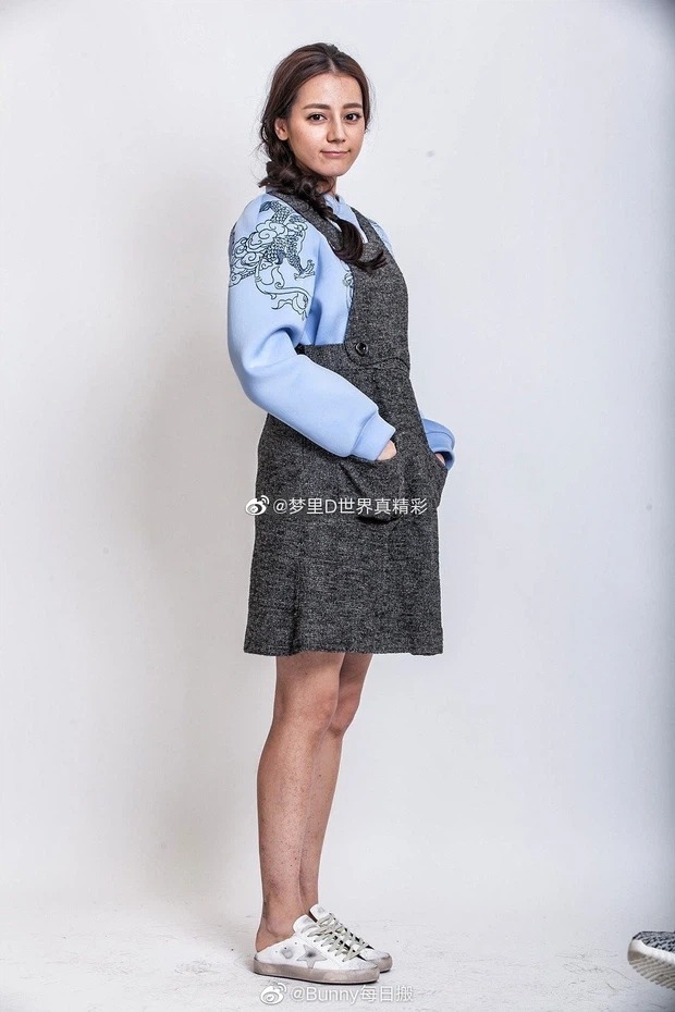 Giật mình với sắc vóc của mỹ nhân Tân Cương Địch Lệ Nhiệt Ba khi chưa qua 'bàn tay hô biến' - Ảnh 2 Giật mình với sắc vóc của mỹ nhân Tân Cương Địch Lệ Nhiệt Ba khi chưa qua 'bàn tay hô biến' - Ảnh 2