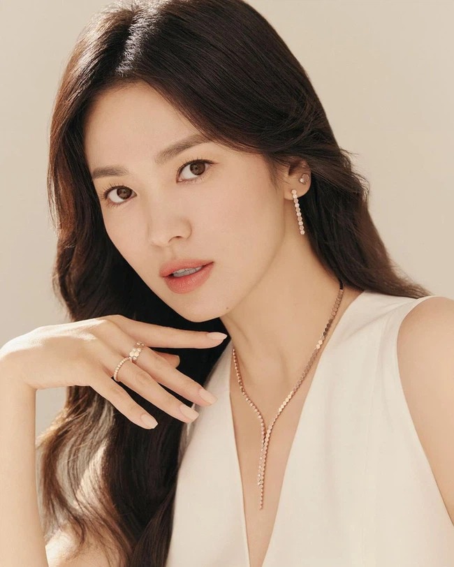 Song Hye Kyo phô diễn 2 biểu cảm trái ngược, chứng minh visual đẳng cấp bất chấp tuổi tác - Ảnh 2 Song Hye Kyo phô diễn 2 biểu cảm trái ngược, chứng minh visual đẳng cấp bất chấp tuổi tác - Ảnh 2