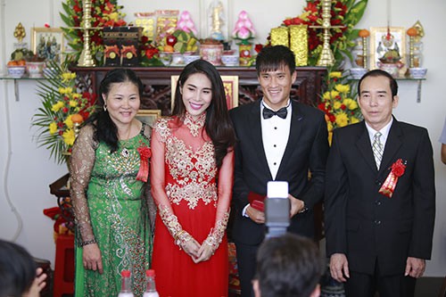 Giữa ồn ào sao kê, Thuỷ Tiên bị khui lại quá khứ từng bị bố chồng cấm cản lấy Công Vinh 2 Giữa ồn ào sao kê, Thuỷ Tiên bị khui lại quá khứ từng bị bố chồng cấm cản lấy Công Vinh 2
