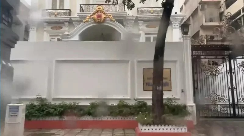 Trang Trần đáp trả sâu cay khi bị bà Phương Hằng mỉa mai 'rình mò trước biệt thự' nhà mình 2 Trang Trần đáp trả sâu cay khi bị bà Phương Hằng mỉa mai 'rình mò trước biệt thự' nhà mình 2
