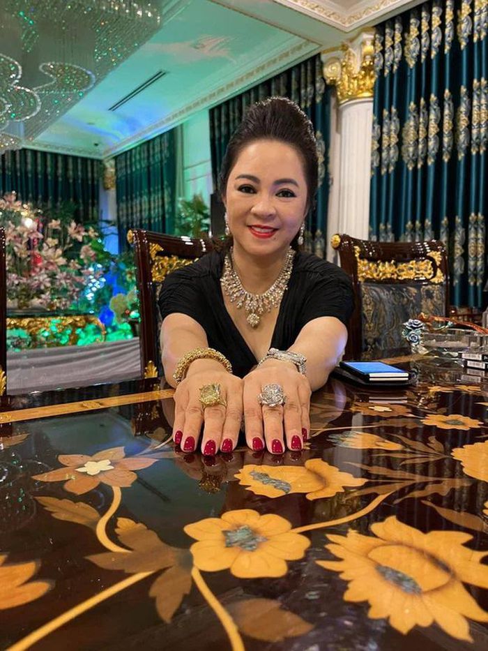 Bà Phương Hằng tiết lộ danh tính người thừa kế bộ nữ trang bạc tỷ của mình 1 Bà Phương Hằng tiết lộ danh tính người thừa kế bộ nữ trang bạc tỷ của mình 1