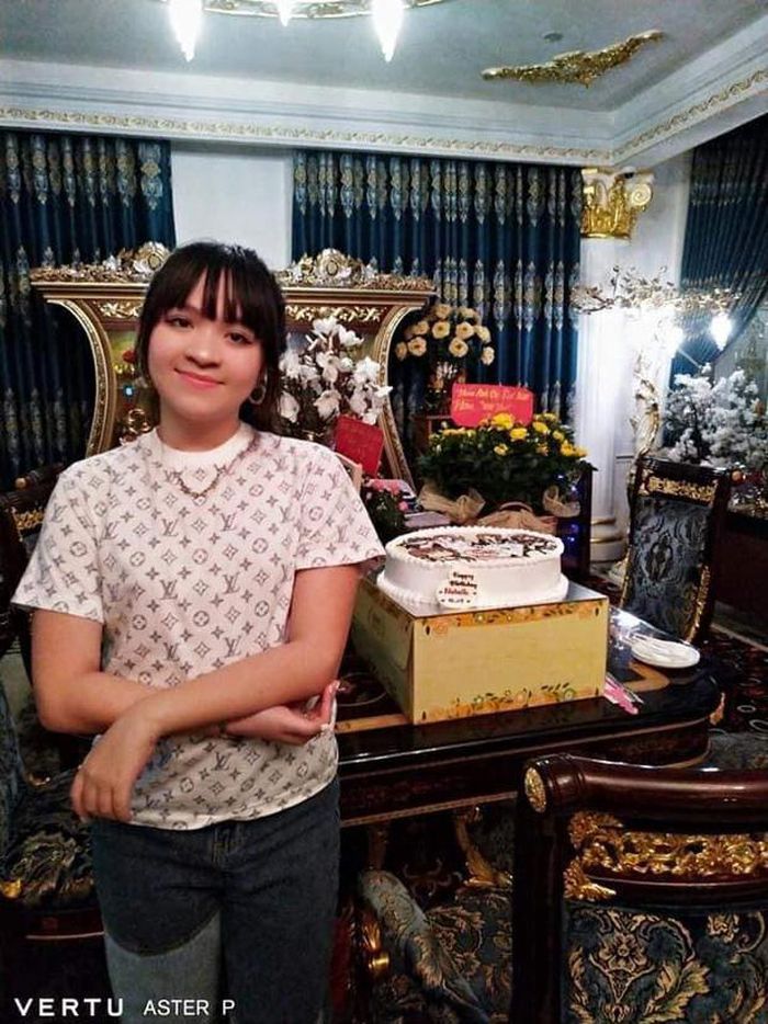Bà Phương Hằng tiết lộ danh tính người thừa kế bộ nữ trang bạc tỷ của mình 6 Bà Phương Hằng tiết lộ danh tính người thừa kế bộ nữ trang bạc tỷ của mình 6