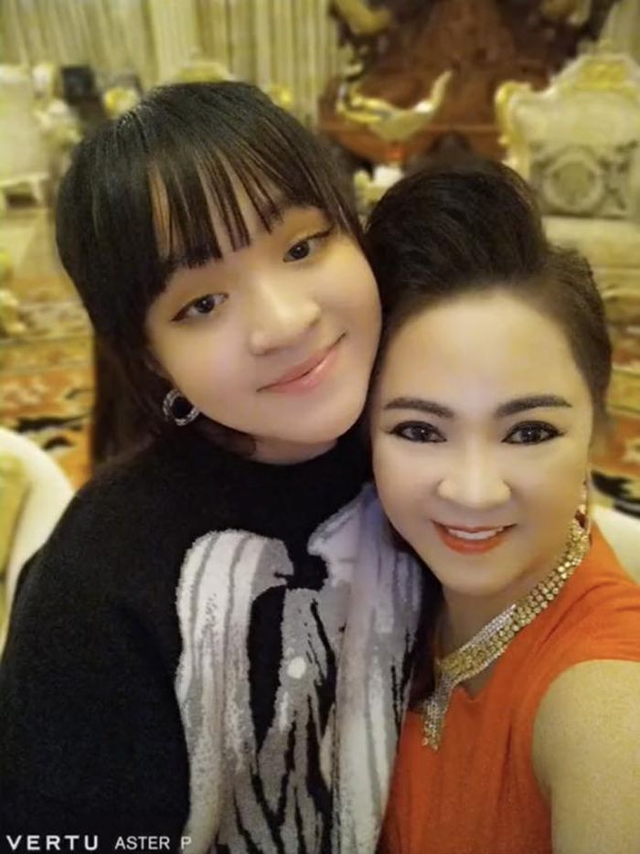 Bà Phương Hằng tiết lộ danh tính người thừa kế bộ nữ trang bạc tỷ của mình 7 Bà Phương Hằng tiết lộ danh tính người thừa kế bộ nữ trang bạc tỷ của mình 7