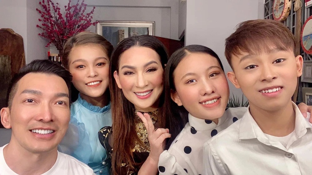 Chuyên gia trang điểm Nhật Bình đăng tải hình ảnh Phi Nhung cùng các con nuôi với lời cầu nguyện cho nữ ca sĩ. Ảnh: Internet