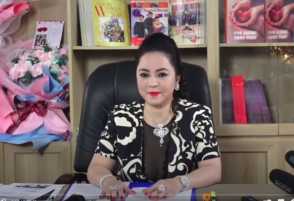 Sự thật ít biết về bà Phương Hằng: Từng là giáo sư danh dự ở Mỹ 3 Sự thật ít biết về bà Phương Hằng: Từng là giáo sư danh dự ở Mỹ 3