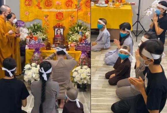 Các con nuôi ngồi thất thần trong đám tang của Phi Nhung. Ảnh: Facebook Các con nuôi ngồi thất thần trong đám tang của Phi Nhung. Ảnh: Facebook