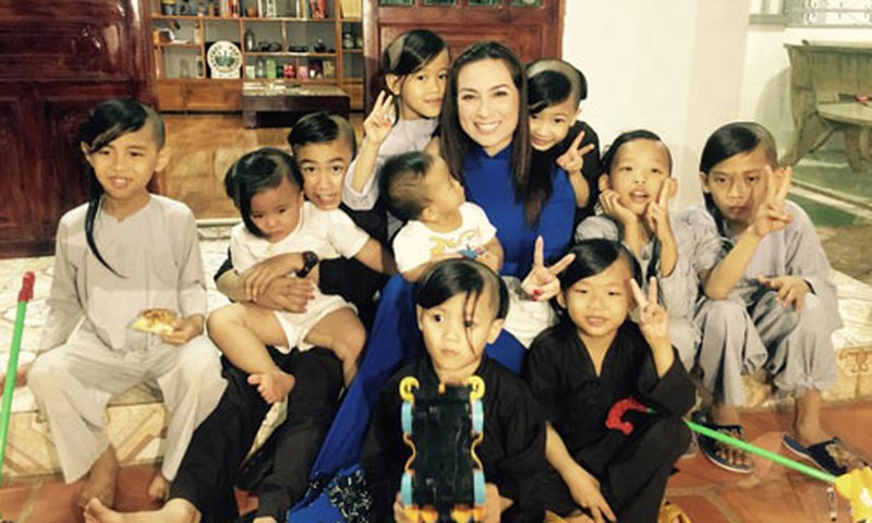 Cố ca sĩ Phi Nhung cùng 23 người con nuôi. Ảnh: Internet Cố ca sĩ Phi Nhung cùng 23 người con nuôi. Ảnh: Internet