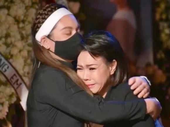 Hình ảnh Wendy Phạm ôm Việt Hương trong đám tang cố ca sĩ Phi Nhung. Ảnh: Internet Hình ảnh Wendy Phạm ôm Việt Hương trong đám tang cố ca sĩ Phi Nhung. Ảnh: Internet