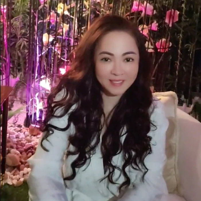 So kè nhan sắc 4 'bóng hồng quyền lực' 7X: Bà Phương Hằng lấn lướt Lê Hoàng Diệp Thảo 7 So kè nhan sắc 4 'bóng hồng quyền lực' 7X: Bà Phương Hằng lấn lướt Lê Hoàng Diệp Thảo 7