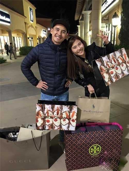 Dân tình khui ra việc cả hai vợ chồng xây nhà mới sau khi đi từ thiện về. Ảnh: Facebook Dân tình khui ra việc cả hai vợ chồng xây nhà mới sau khi đi từ thiện về. Ảnh: Facebook