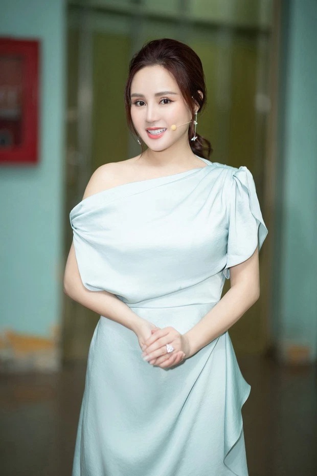 Vy Oanh bất ngờ báo tin vui sau khi nộp đơn đòi khởi tố vụ việc liên quan đến bà Phương Hằng 3 Vy Oanh bất ngờ báo tin vui sau khi nộp đơn đòi khởi tố vụ việc liên quan đến bà Phương Hằng 3