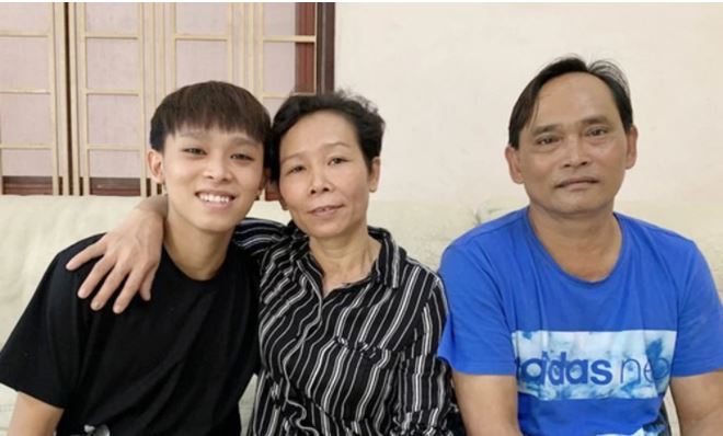 Vén màn lý do suốt 5 năm miệt mài đi hát, Hồ Văn Cường vẫn để căn nhà ở quê dột nát và xập xệ 2 Vén màn lý do suốt 5 năm miệt mài đi hát, Hồ Văn Cường vẫn để căn nhà ở quê dột nát và xập xệ 2