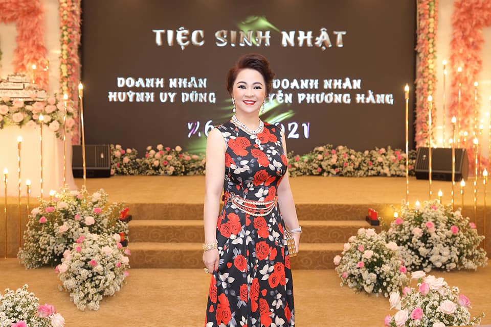 Bà Phương Hằng và những lần khiến CĐM 'náo loạn' vì nhan sắc, thần thái gây tranh cãi 13 Bà Phương Hằng và những lần khiến CĐM 'náo loạn' vì nhan sắc, thần thái gây tranh cãi 13