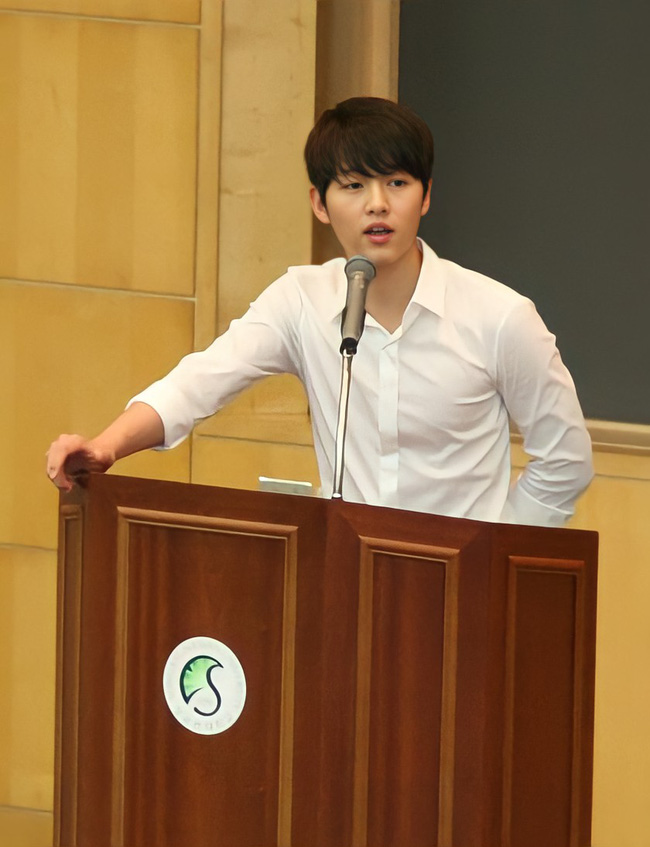 Song Joong Ki gây ngỡ ngàng với loạt hình ảnh 'bóc trần' nhan sắc thời còn 'phèn' - Ảnh 1 Song Joong Ki gây ngỡ ngàng với loạt hình ảnh 'bóc trần' nhan sắc thời còn 'phèn' - Ảnh 1
