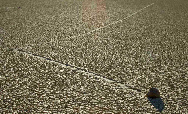 Hiện tượng đá di chuyển vẫn chưa có lời giải. Ảnh: Internet