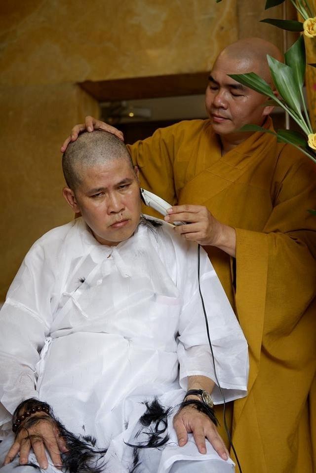 Phước Sang từng xuống tóc để tưởng nhớ người thân. Ảnh: Internet