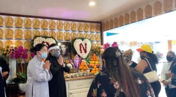 Con gái cố ca sĩ Phi Nhung xuất hiện trong lễ 49 ngày của mẹ, hành động gây chú ý 1